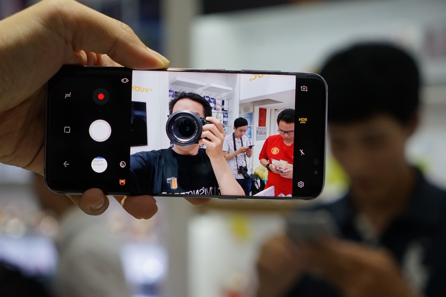 Cận cảnh Samsung Galaxy S8 đầu tiên tại Việt Nam: Đẹp quá, đâu còn gì để chê? - Ảnh 12.
