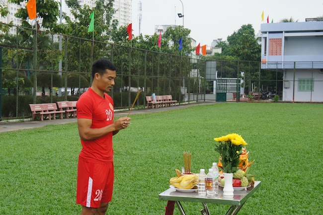 Chủ tịch CLB TPHCM Lê Công Vinh lì xì năm mới cho các cầu thủ - Ảnh 1.