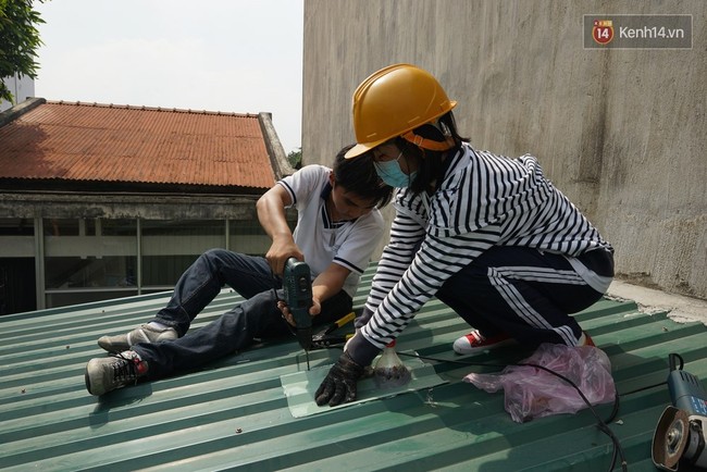 Thầy giáo ở Sài Gòn cùng học sinh biến chai nhựa thành đèn chiếu sáng cho những con hẻm nghèo - Ảnh 9.