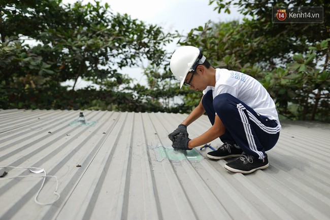 Thầy giáo ở Sài Gòn cùng học sinh biến chai nhựa thành đèn chiếu sáng cho những con hẻm nghèo - Ảnh 7.