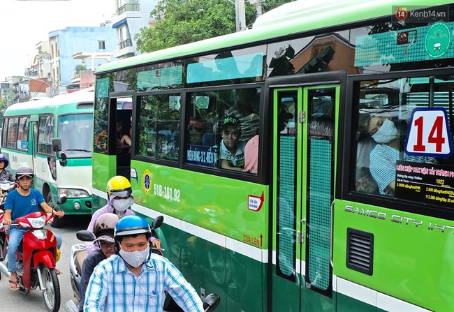 Ngày đầu nghỉ lễ, cửa ngõ phía Đông Sài Gòn ùn tắc từ sáng đến chiều - Ảnh 2.