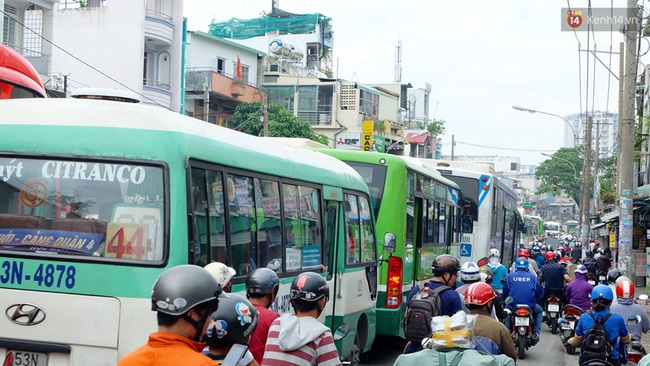 Ngày đầu nghỉ lễ, cửa ngõ phía Đông Sài Gòn ùn tắc từ sáng đến chiều - Ảnh 1.