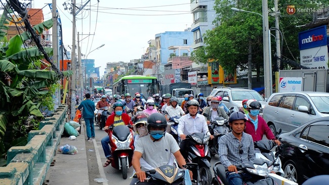 Ngày đầu nghỉ lễ, cửa ngõ phía Đông Sài Gòn ùn tắc từ sáng đến chiều - Ảnh 4.