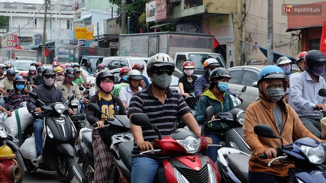 Ngày đầu nghỉ lễ, cửa ngõ phía Đông Sài Gòn ùn tắc từ sáng đến chiều - Ảnh 3.