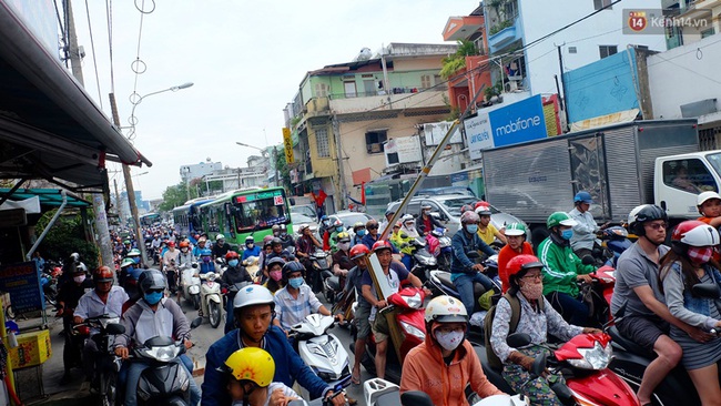 Ngày đầu nghỉ lễ, cửa ngõ phía Đông Sài Gòn ùn tắc từ sáng đến chiều - Ảnh 6.