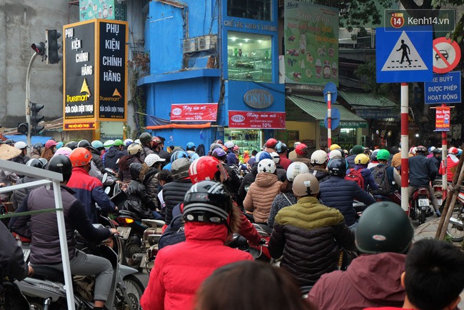 Hà Nội những ngày cận Tết - khốn khổ vì giờ nào cũng gặp cảnh tắc đường - Ảnh 11.