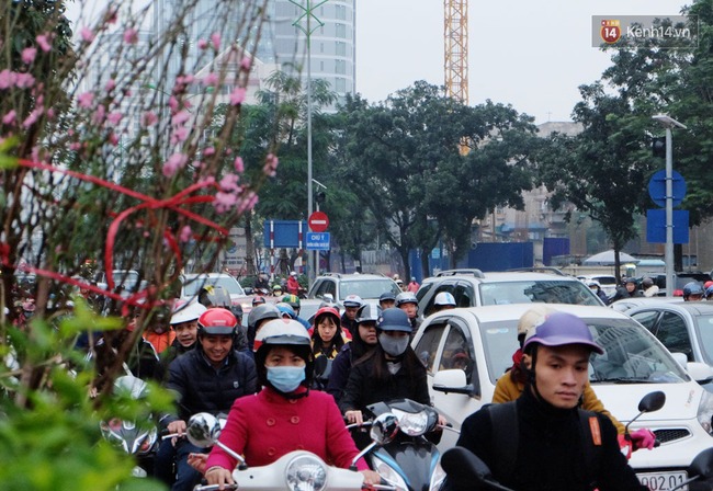 Hà Nội những ngày cận Tết - khốn khổ vì giờ nào cũng gặp cảnh tắc đường - Ảnh 8.