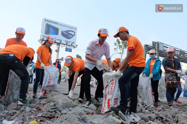 Hà Nội: Hơn 100 sinh viên bới nhặt rác thải chất đống trên đường Phạm Văn Đồng - Ảnh 2.
