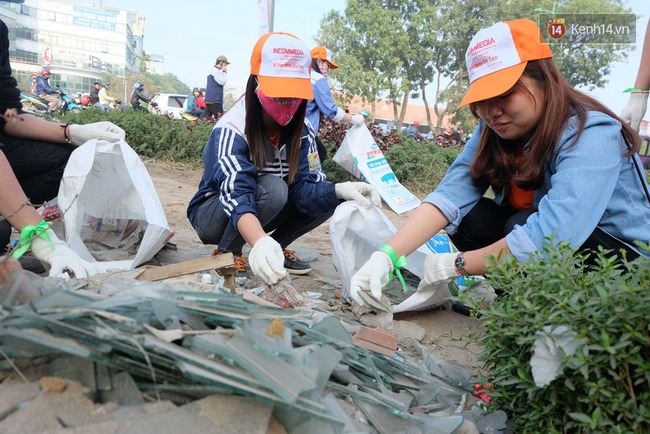 Hà Nội: Hơn 100 sinh viên bới nhặt rác thải chất đống trên đường Phạm Văn Đồng - Ảnh 6.