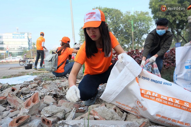 Hà Nội: Hơn 100 sinh viên bới nhặt rác thải chất đống trên đường Phạm Văn Đồng - Ảnh 4.