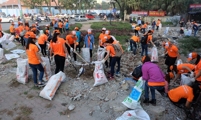 Thạc sĩ &ldquo;bốc r&aacute;c&rdquo; với dự &aacute;n Chủ nhật xanh k&ecirc;u gọi mọi người chung tay bảo vệ m&ocirc;i trường - Ảnh 4.