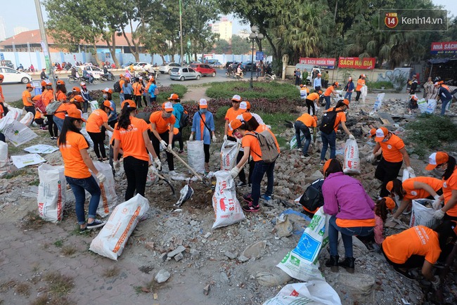 Hà Nội: Hơn 100 sinh viên bới nhặt rác thải chất đống trên đường Phạm Văn Đồng - Ảnh 1.