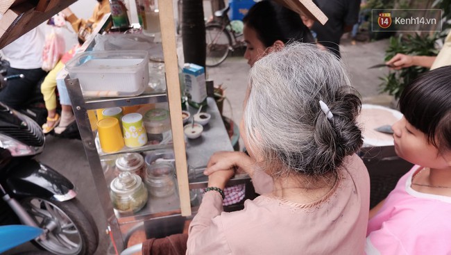 Bạn trẻ S&agrave;i G&ograve;n rủ nhau ủng hộ cụ b&agrave; 70 tuổi b&aacute;n kem nu&ocirc;i chồng bệnh v&agrave; ch&aacute;u ăn học - Ảnh 10.