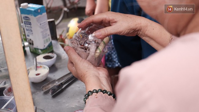 Bạn trẻ S&agrave;i G&ograve;n rủ nhau ủng hộ cụ b&agrave; 70 tuổi b&aacute;n kem nu&ocirc;i chồng bệnh v&agrave; ch&aacute;u ăn học - Ảnh 5.