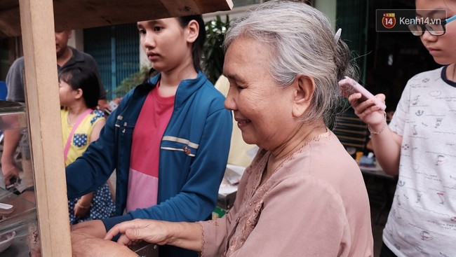 Bạn trẻ S&agrave;i G&ograve;n rủ nhau ủng hộ cụ b&agrave; 70 tuổi b&aacute;n kem nu&ocirc;i chồng bệnh v&agrave; ch&aacute;u ăn học - Ảnh 4.