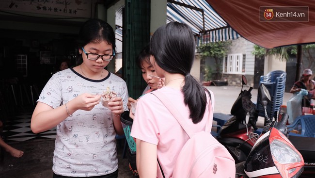 Bạn trẻ S&agrave;i G&ograve;n rủ nhau ủng hộ cụ b&agrave; 70 tuổi b&aacute;n kem nu&ocirc;i chồng bệnh v&agrave; ch&aacute;u ăn học - Ảnh 7.
