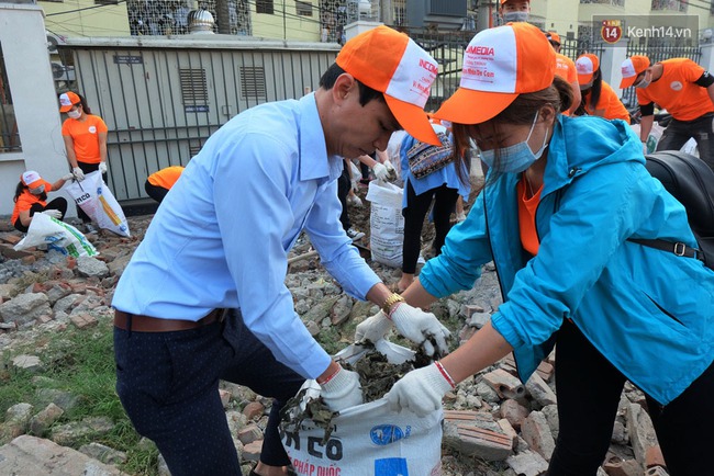 Hà Nội: Hơn 100 sinh viên bới nhặt rác thải chất đống trên đường Phạm Văn Đồng - Ảnh 9.