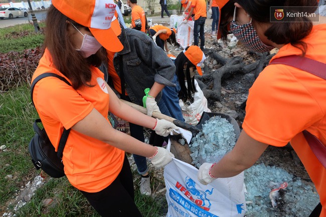 Hà Nội: Hơn 100 sinh viên bới nhặt rác thải chất đống trên đường Phạm Văn Đồng - Ảnh 7.