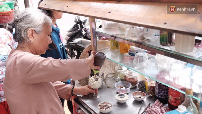 Bạn trẻ S&agrave;i G&ograve;n rủ nhau ủng hộ cụ b&agrave; 70 tuổi b&aacute;n kem nu&ocirc;i chồng bệnh v&agrave; ch&aacute;u ăn học - Ảnh 6.