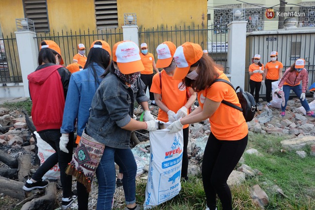 Hà Nội: Hơn 100 sinh viên bới nhặt rác thải chất đống trên đường Phạm Văn Đồng - Ảnh 11.