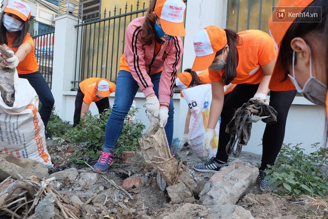 Hà Nội: Hơn 100 sinh viên bới nhặt rác thải chất đống trên đường Phạm Văn Đồng - Ảnh 5.