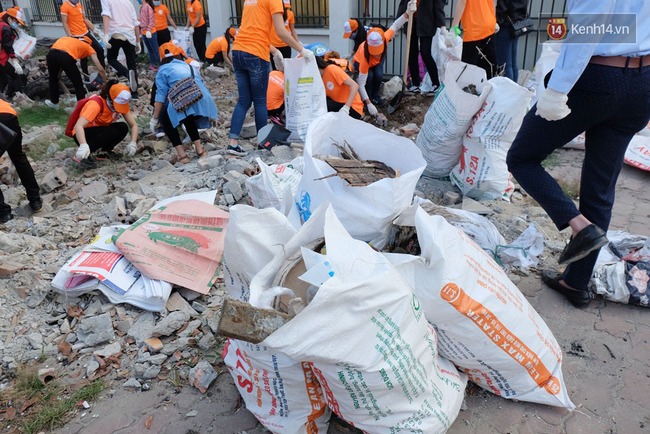 Hà Nội: Hơn 100 sinh viên bới nhặt rác thải chất đống trên đường Phạm Văn Đồng - Ảnh 12.