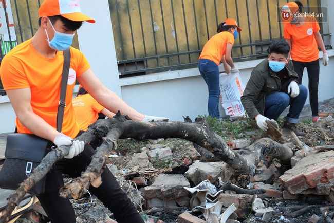 Hà Nội: Hơn 100 sinh viên bới nhặt rác thải chất đống trên đường Phạm Văn Đồng - Ảnh 13.