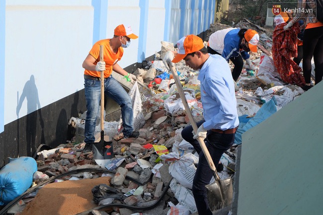 Hà Nội: Hơn 100 sinh viên bới nhặt rác thải chất đống trên đường Phạm Văn Đồng - Ảnh 10.
