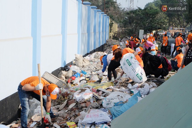 Hà Nội: Hơn 100 sinh viên bới nhặt rác thải chất đống trên đường Phạm Văn Đồng - Ảnh 14.
