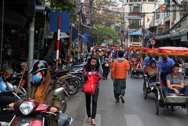 Sau S&agrave;i G&ograve;n, H&agrave; Nội ra qu&acirc;n gi&agrave;nh lại vỉa h&egrave; cho người đi bộ - Ảnh 10.