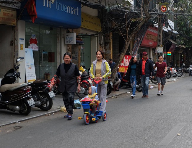 Sau S&agrave;i G&ograve;n, H&agrave; Nội ra qu&acirc;n gi&agrave;nh lại vỉa h&egrave; cho người đi bộ - Ảnh 11.