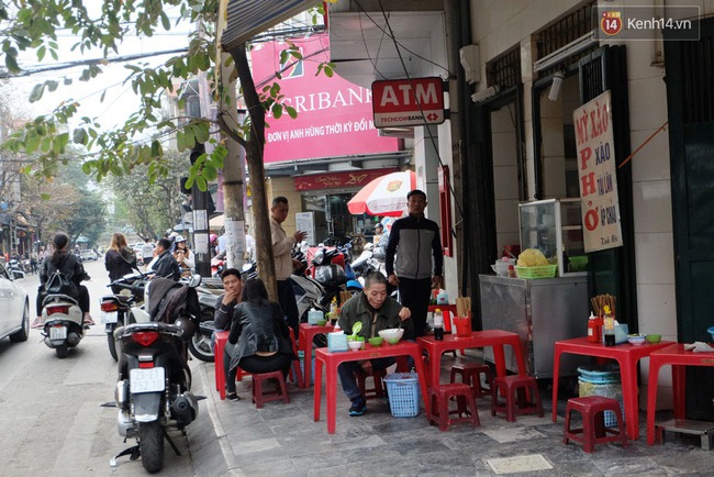 Sau S&agrave;i G&ograve;n, H&agrave; Nội ra qu&acirc;n gi&agrave;nh lại vỉa h&egrave; cho người đi bộ - Ảnh 13.