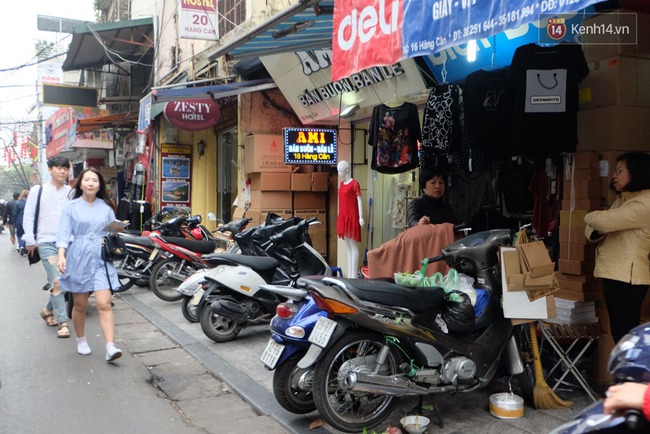 Quận Hoàn Kiếm: Vừa vắng bóng công an đi giành lại vỉa hè, hàng quán xe máy lại bủa vây phố cổ - Ảnh 10.