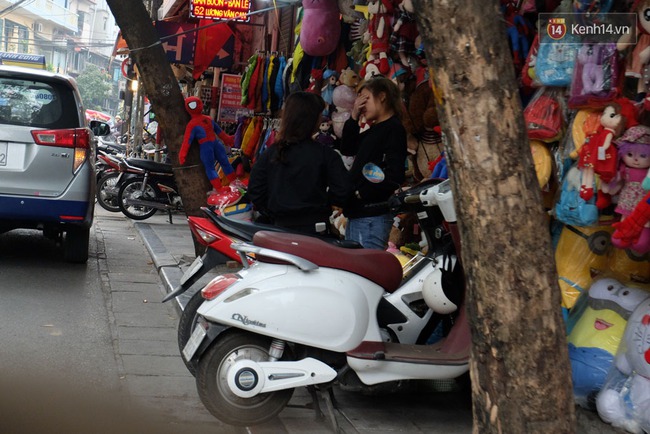 Quận Hoàn Kiếm: Vừa vắng bóng công an đi giành lại vỉa hè, hàng quán xe máy lại bủa vây phố cổ - Ảnh 12.