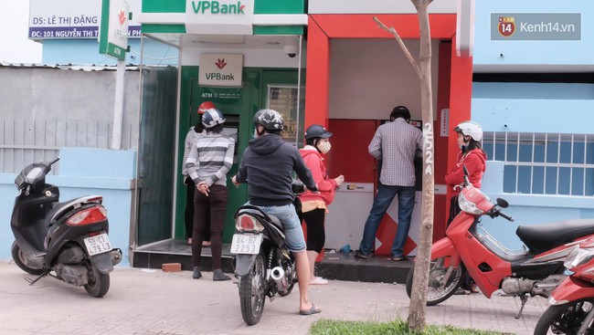 Kẹt ATM - Chuyện đau đầu ở Sài Gòn những ngày giáp Tết - Ảnh 7.