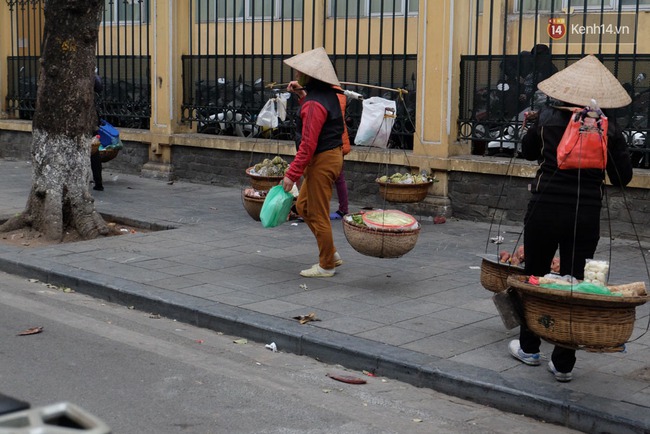 Quận Hoàn Kiếm: Vừa vắng bóng công an đi giành lại vỉa hè, hàng quán xe máy lại bủa vây phố cổ - Ảnh 15.