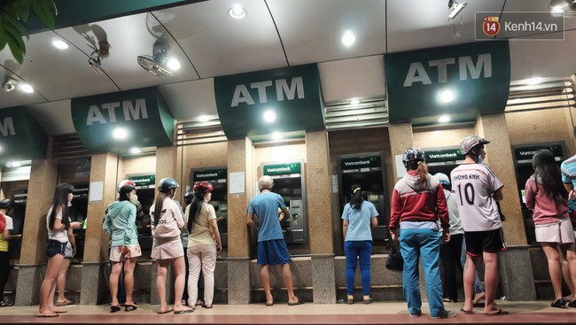 Kẹt ATM - Chuyện đau đầu ở Sài Gòn những ngày giáp Tết - Ảnh 2.