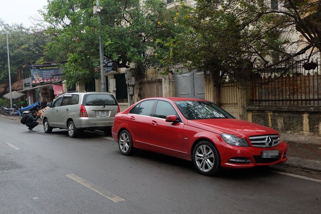 Hà Nội: Ô tô suýt bị cẩu đi vì đỗ sai theo quy định ngày chẵn lẻ đầu tiên trên phố Nguyễn Gia Thiều - Ảnh 4.