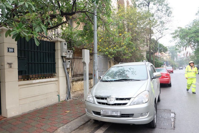 Hà Nội: Ô tô suýt bị cẩu đi vì đỗ sai theo quy định ngày chẵn lẻ đầu tiên trên phố Nguyễn Gia Thiều - Ảnh 3.