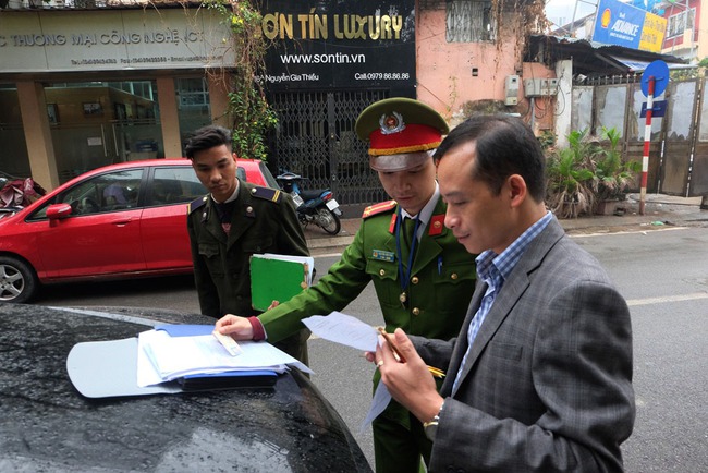 Hà Nội: Ô tô suýt bị cẩu đi vì đỗ sai theo quy định ngày chẵn lẻ đầu tiên trên phố Nguyễn Gia Thiều - Ảnh 5.