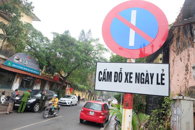 Hà Nội: Ô tô suýt bị cẩu đi vì đỗ sai theo quy định ngày chẵn lẻ đầu tiên trên phố Nguyễn Gia Thiều - Ảnh 1.