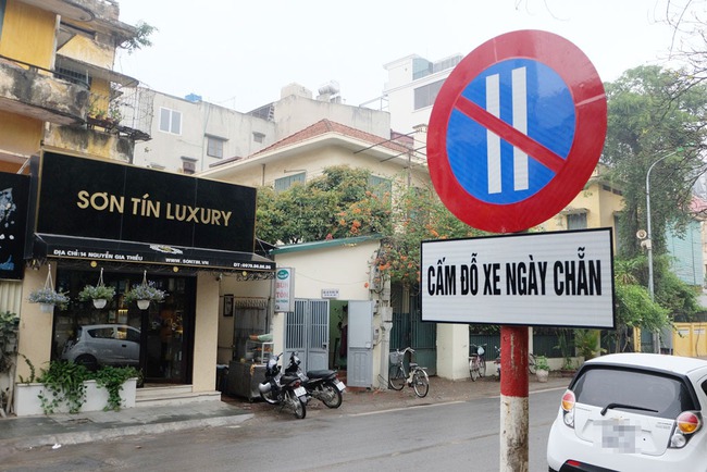 Hà Nội: Ô tô suýt bị cẩu đi vì đỗ sai theo quy định ngày chẵn lẻ đầu tiên trên phố Nguyễn Gia Thiều - Ảnh 2.