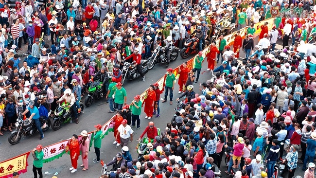 Chùm ảnh: Biển người đổ về Bình Dương tham dự lễ rước chùa Bà Thiên Hậu - Ảnh 5.