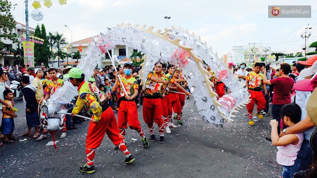 Chùm ảnh: Biển người đổ về Bình Dương tham dự lễ rước chùa Bà Thiên Hậu - Ảnh 13.