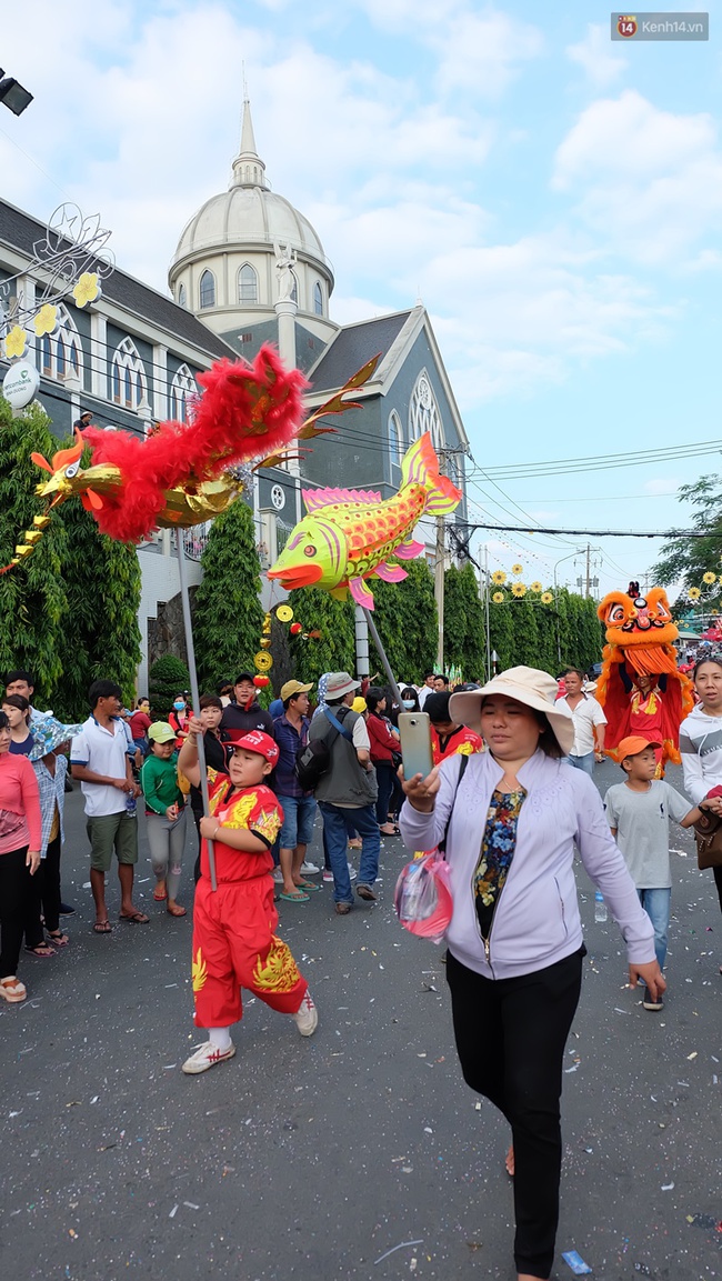 Chùm ảnh: Biển người đổ về Bình Dương tham dự lễ rước chùa Bà Thiên Hậu - Ảnh 12.