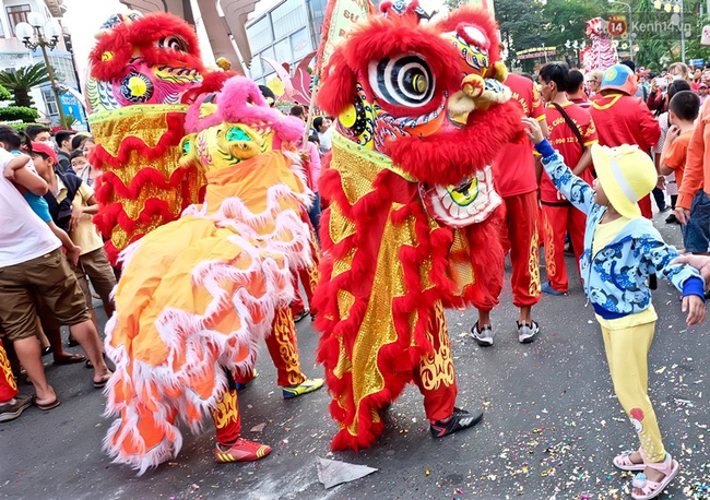 Chùm ảnh: Biển người đổ về Bình Dương tham dự lễ rước chùa Bà Thiên Hậu - Ảnh 14.