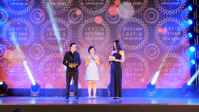Đêm trao giải thưởng LGBTIQ Việt Nam 2016: Những cái tên khiến màu cầu vồng thêm rực sắc - Ảnh 4.