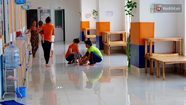 Người nh&agrave; của em b&eacute; bị c&ocirc; hiệu trưởng dốc ngược đầu ra cửa s&ocirc;̉: Chỉ mong c&ocirc; gi&aacute;o r&uacute;t kinh nghiệm - Ảnh 2.