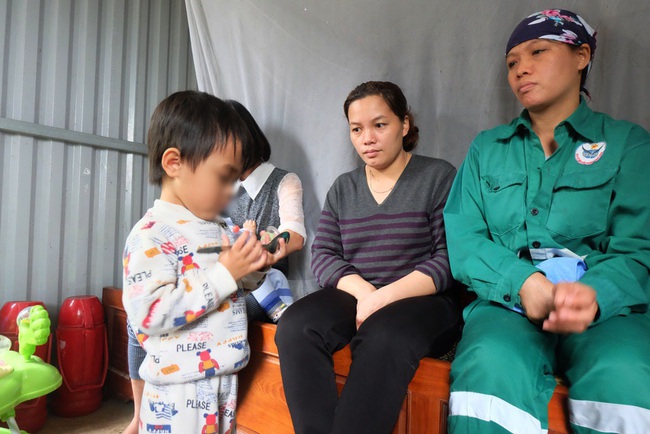 Mẹ b&eacute; g&aacute;i 3 tuổi bị bắt cởi hết đồ đứng ngo&agrave;i mưa r&eacute;t: &ldquo;Do trời mưa n&ecirc;n con t&ocirc;i hết quần &aacute;o mặc&rdquo; - Ảnh 4.