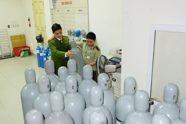 Thu giữ 40 b&igrave;nh kh&iacute; cười tập kết tr&ecirc;n phố cổ H&agrave; Nội - Ảnh 2.